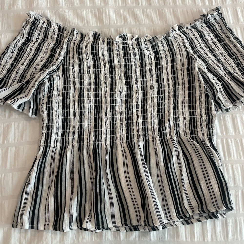 Kendal and kylie, black and white- flowy off the shoulder top, Size Small